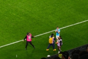 曾是蓉城队长！博主晒图：周定洋赛后谢场，向成都球迷鼓掌致意